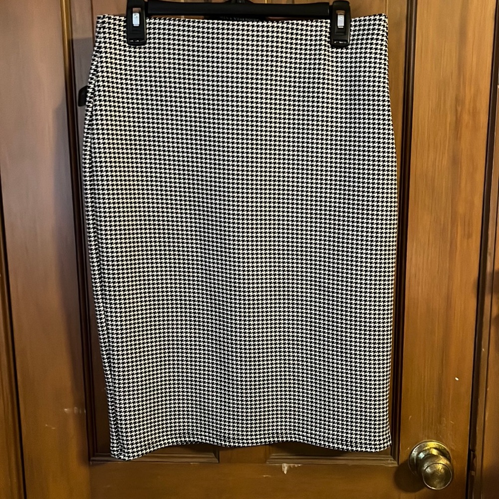 Black and white pencil skirt